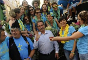 Tras el pregón sobre el puente de Arriondas a cargo de la campeona olímpica de Vela, Angela Pumariega, los últimos acordes del himno de Asturias dieron paso a la apertura de los cepos. La marea de palistas corrió con piragua en mano para inundar el río.