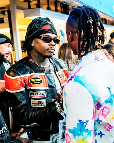 Camavinga saluda al rapero estadounidense Gunna durante el encuentro de la NFL de Los Angeles Rams. 