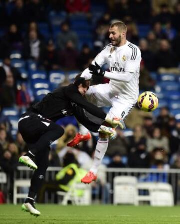 Beto tuvo que retirarse en camilla y con collarín tras el choque con Karim Benzema.