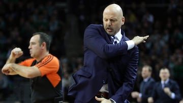 Alba Berlin head coach Sasa Obradovic reacts during the Euroleague Euroleague Top 16  basketball match Zalgiris Kaunas vs Alba Berlin in Kaunas on January 9, 2015.  AFP PHOTO / PETRAS MALUKAS