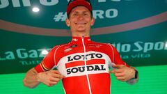 Andre Greipel muestra con orgullo el maillot del Lotto Soudal.