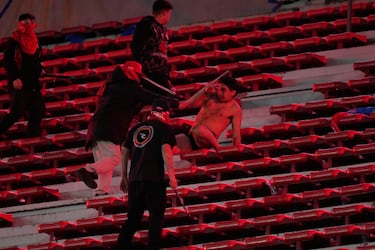 Diez personas resultaron heridas y noventa fueron detenidas tras una batalla campal en las gradas del Estadio Libertadores de América - Ricardo Enrique Bochini. El partido, que iba 1-1, fue suspendido temporalmente en el minuto 48 y luego cancelado por la Conmebol.