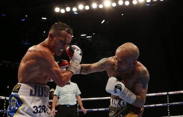 Kiko Martínez y Josh Warrington intercambian golpes en su combate en Leeds.