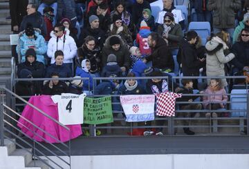 Aficionados madridistas acudieron con pancartas para estar cerca de sus ídolos