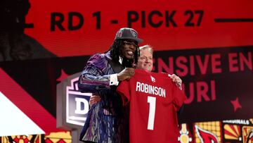 DETROIT, MICHIGAN - APRIL 25: (L-R) Darius Robinson poses with NFL Commissioner Roger Goodell after being selected 27th overall by the Arizona Cardinals during the first round of the 2024 NFL Draft at Campus Martius Park and Hart Plaza on April 25, 2024 in Detroit, Michigan.   Gregory Shamus/Getty Images/AFP (Photo by Gregory Shamus / GETTY IMAGES NORTH AMERICA / Getty Images via AFP)