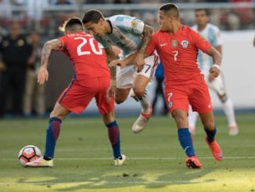 Futbol, Argentina v Chile.
Copa America Centenario 2016.
El jugador de la seleccion Argentina Angel Di Maria, centro, disputa el balon con Alexis Sanchez de Chile durante el partido del grupo D de la Copa Centenario en el estadio Levi's de Santa Clara, Estados Unidos.
06/06/2016
Mexsport/Photosport*********