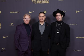 Los músicos de los himnos finalistas del 125 aniversario del Barça posan en la alfombra roja del gran Teatro del Liceu.