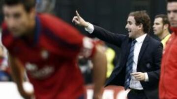 El entrenador de la Real Sociedad, Jagoba Arrasate, da instrucciones a sus jugadores en su partido ante Osasuna esta tarde en el Estadio El Sadar correspondiente a la trigésimo primera jornada del Campeonato Nacional de Liga de Primera División.