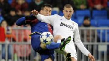 Ballesteros le disputa un balón al Benzemá.