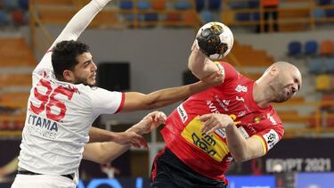 Cairo (Egypt), 19/01/2021.- Joan Canellas (R) of Spain in action against Anouar Ben Abdallah (L) of Tunisia during the match between Spain and Tunisia at the 27th Men's Handball World Championship in Cairo, Egypt, 19 January 2021. (Balonmano, Egipto, Espa