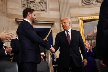 El presidente electo toma asiento junto al vicepresidente entrante, J.D. Vance.