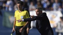 Fran Escrib&aacute; realiza indicaciones a sus jugadores durante el partido entre el Legan&eacute;s y el Celta.