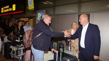 Rafael Louzán recibe a los españoles del vuelo de Riad. / Ángela Páramo