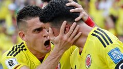 AMDEP327. BARRANQUILLA (COLOMBIA), 12/10/2023.- James Rodríguez (i) de Colombia celebra su gol Rafael Santos Borré hoy, en un partido de las Eliminatorias Sudamericanas para la Copa Mundial de Fútbol 2026 entre Colombia y Uruguay en el estadio Metropolitano en Barranquilla (Colombia). EFE/ Mauricio Dueñas Castañeda
