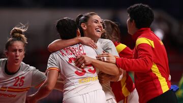 Carmen Mart&iacute;n celebra con Merche Castellanos, Ainhoa Rodr&iacute;guez y Nerea Pena la victoria ante Brasil.