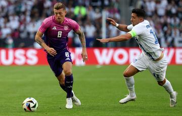 Toni Kroos y Anastasios Bakasetas 