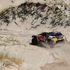 Carlos Sainz limita pérdidas y Peterhansel ya es segundo