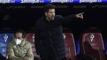 Simeone, en Ipurua durante el Eibar-Atlético.