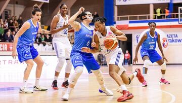 Silvia Domínguez defiende a Maurita Red durante el Wisla-Perfumerías Avenida.