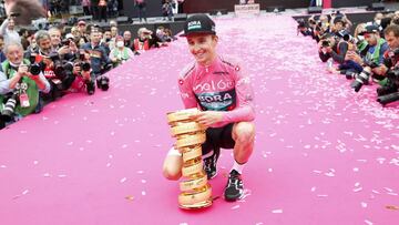 Jai Hindley posa con el Trofeo Senza Fine en la Arena de Verona.