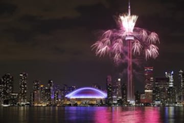 TOR142. TORONTO (CANADÁ), 10/07/2015.- Juegos pirotécnicos iluminan el Rogers Centre hoy, viernes 10 de julio de 2015, durante la ceremonia inaugural de los Juegos Panamericanos de Toronto (Canadá). El acontecimiento deportivo tendrá lugar del 10 al 26 de julio en la ciudad de mayor crecimiento de toda Norteamérica. EFE/José Méndez