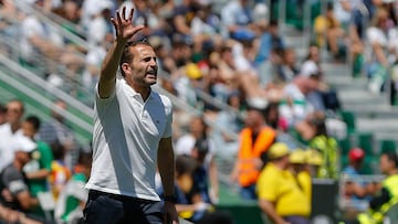 ELCHE, 23/04/2023.- El entrenador del Valencia FC, Rubén Baraja durante el encuentro correspondiente a la treintava jornada de LaLiga entre el Elche y el Valencia este domingo en el estadio Martínez Valero de Elche. EFE/Manuel Lorenzo