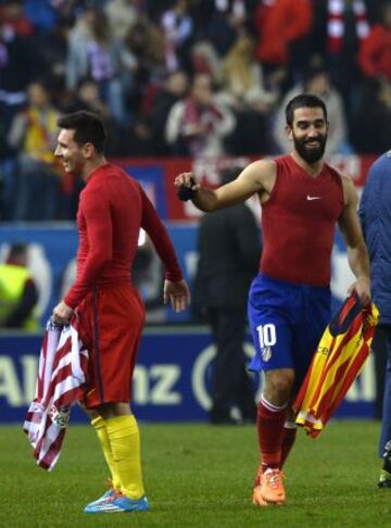 Leo Messi y Arda Turan se saludan tras el partido.