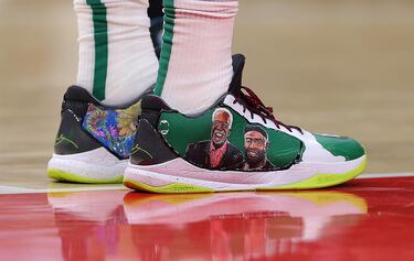 Jaylen Brown (Boston Celtics) lució unas zapatillas en el primer partido de su serie ante los Hawks que homenajeaban a Bill Russell, el jugador con más anillos en la historia de la NBA (11) y una leyenda en la franquicia de
Massachusetts. En ellas aparecía una imagen de Brown junto a Russell.