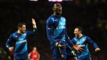 Welbeck se venga de Van Gaal; el Arsenal echa al United de la Cup