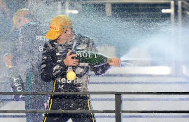 El piloto holandés de Red Bull Racing, Max Verstappen, celebra en el podio después de ganar el Gran Premio de Fórmula Uno de Las Vegas en el Circuito de Las Vegas Strip.