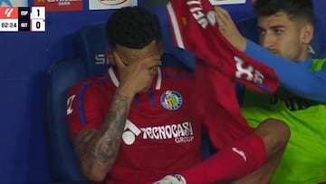 Álvaro Rodríguez, desolado en el banquillo.