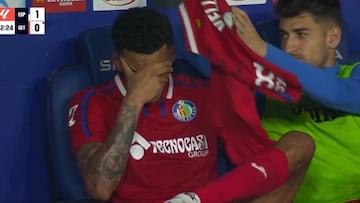 Álvaro Rodríguez, desolado en el banquillo.