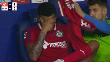 Álvaro Rodríguez, desolado en el banquillo.