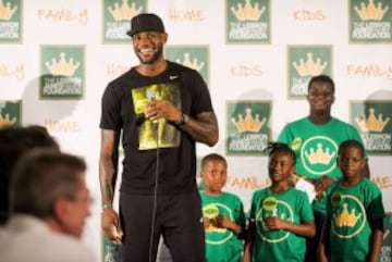 LeBron hablando en la rueda de prensa concedida en la Universidad de Akron.