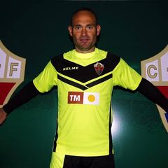 Nino celebra sus 400 partidos con el Elche ante un Alcorcón herido