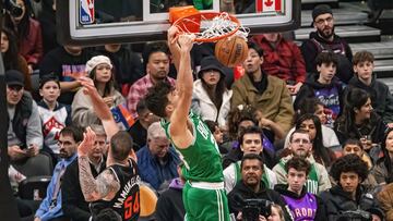 Hugo González, alero de Boston Celtics, realiza un mate ante Toronto Raptors.