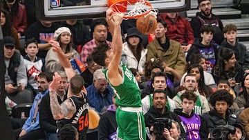El jugador español Hugo González de Boston Celtics realiza una anotación este domingo, en un partido de la NBA entre Toronto Raptors y Boston Celtics en el Scotiabank Arena en Toronto (Canadá).