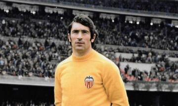 Ángel Abelardo fue el portero titular del Valencia en la década de los 60, equipo con el que consiguió sus mayores logros: el Trofeo Zamora, al encajar 19 goles en 30 partidos de los cuales se mantuvo imbatido durante siete encuentros consecutivos, y ganó la Liga. Sus buenas actuaciones lo llevaron a ser convocado por la Selección española, aunque siempre estuvo a la sombra de Iribar. Natural de Sotrondio, Asturias, empezó jugando en el Unión de El Entrego y la U. P. de Langreo y se retiró tras jugar dos temporadas en el Sporting de Gijón.