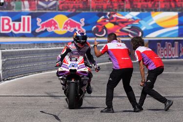 Jorge Martín celebra con dos mecánicos de su equipo su triunfo en el GP de San Marino

