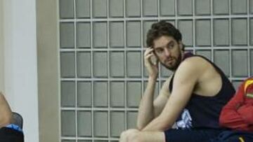 <b>LOS IMPARABLES HERMANOS. </b>Marc y Pau Gasol descansan tras el entrenamiento de ayer de la Selección española en Vilna.