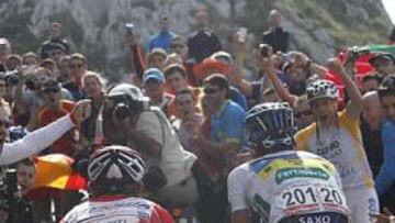 <b>DUELO DE COLOSOS. </b>Purito Rodríguez resistió los ataques de Alberto Contador en la ascensión a los Lagos de Covadonga que contó con numerosos aficionados.