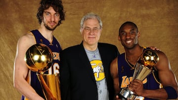 <b> - Años en la NBA: </b> 1990-2011 <br> <b> - Equipos:</b> Chicago Bulls y Los Angeles Lakers. <br> <b> - Balances:</b> 1155-485 (70% de victorias en temporada regular) | 229-104 (68% de victorias en playoffs) <br> <b> - Mejor récord:</b> 72-10 (1995-96