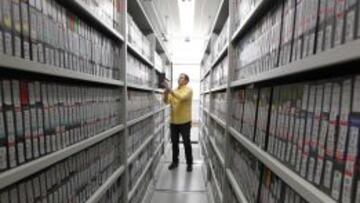 Paco Grande, en una de las videotecas de TVE en Torrespaña (Madrid).