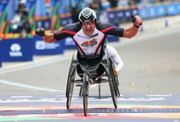 Ernst van Dyk celebra su primera posición en la carrera paralímpica. 