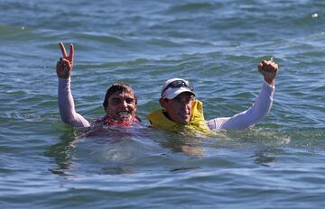 Mathew Belcher y Jordi Xammar celebrando en el agua en oro y el bronce respectivamente