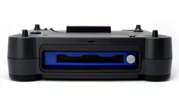 La versi車n para desarrollo dispon赤a de una ranura para disquetes azul en vez de gris oscuro.