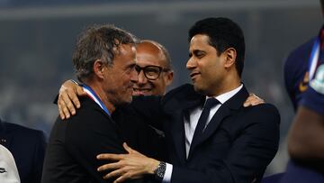 Lille (France), 25/05/2024.- Paris Saint Germain's President Director General Nasser Al Khelaifi (R) shakes hands with Paris Saint Germain's head coach Luis Enrique (L) during the Coupe de France ceremony after the final match between Olympique Lyon and Paris Saint Germain in Lille, France, 25 May 2024. (Francia) EFE/EPA/MOHAMMED BADRA