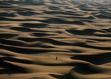 Un motorista durante la segunda etapa del Dakar 2024 con un recorrido entre Al Henakiyah y Al Duwadimi.