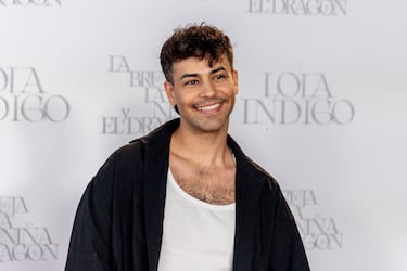 El cantante Agoney durante el photocall previo al concierto Lola Índigo en el Estadio Riyadh Air Metropolitano.