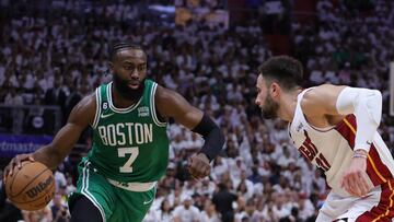 MIAMI, FLORIDA - MAY 23: Jaylen Brown #7 of the Boston Celtics controls the ball ahead of Max Strus #31 of the Miami Heat during the second quarter in game four of the Eastern Conference Finals at Kaseya Center on May 23, 2023 in Miami, Florida. NOTE TO USER: User expressly acknowledges and agrees that, by downloading and or using this photograph, User is consenting to the terms and conditions of the Getty Images License Agreement.   Megan Briggs/Getty Images/AFP (Photo by Megan Briggs / GETTY IMAGES NORTH AMERICA / Getty Images via AFP)